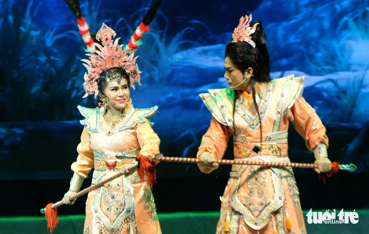 Nghệ sĩ Bình Tinh (bìa trái) và Thái Vinh trong Ngũ long đại phá Âm dương trận - Ảnh: LINH ĐOAN