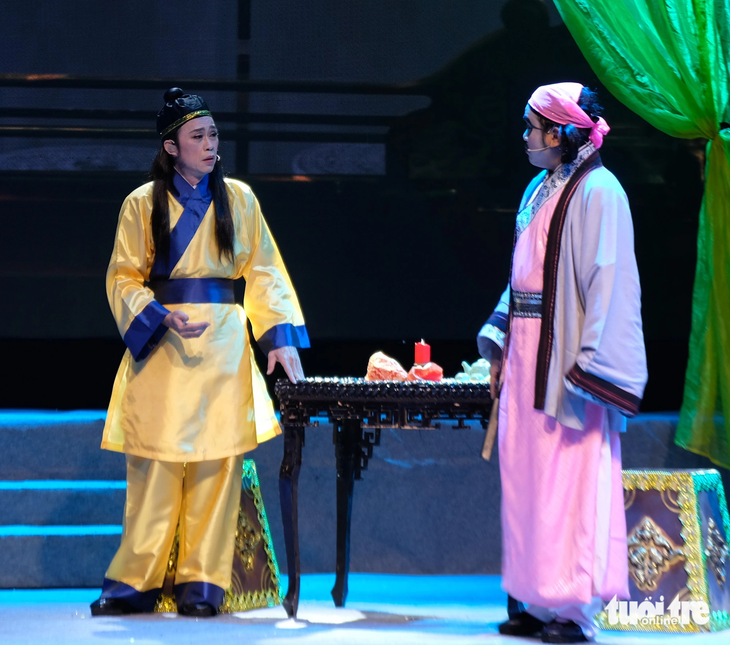 Nghệ sĩ Hoài Linh (bìa trái) và Hữu Quốc là hai nhân vật "hề" trong vở diễn - Ảnh: LINH ĐOAN