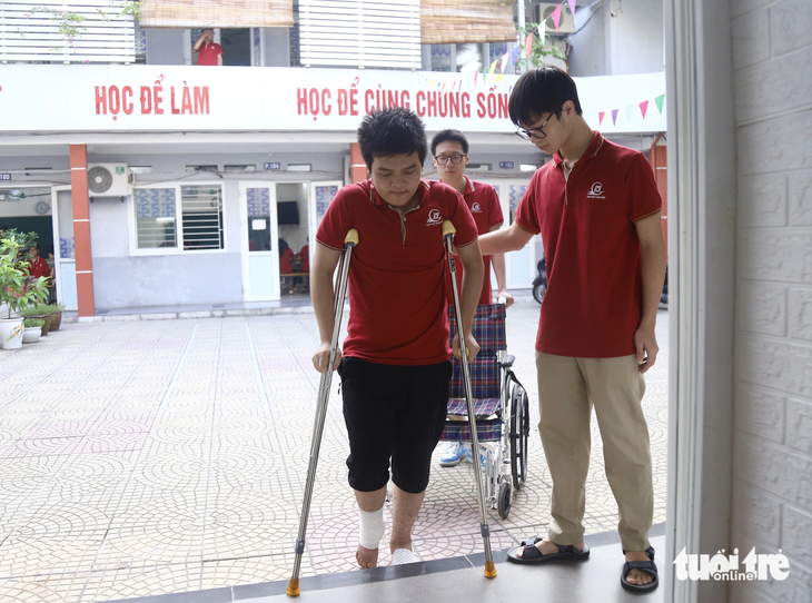 Gót chân bị chấn thương khiến việc đi lại của Phong gặp khó khăn - Ảnh: DANH TRỌNG
