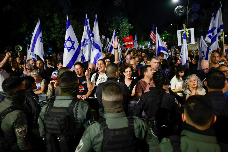 Biểu tình bên ngoài nơi ở của Thủ tướng Israel Benjamin Netanyahu tại Jerusalem, ngày 4-11 - Ảnh: REUTERS