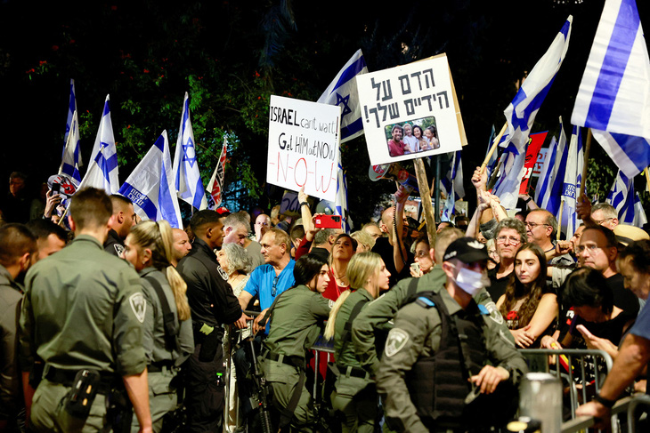 Biểu tình kêu gọi Thủ tướng Israel Benjamin Netanyahu từ chức và phải bị luận tội bên ngoài nơi ở của ông vào ngày 4-11 - Ảnh: REUTERS