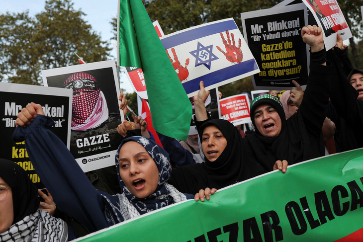 Người biểu tình ủng hộ Palestine, phản đối chuyến thăm của Ngoại trưởng Mỹ Antony Blinken, ở thành phố Istanbul, Thổ Nhĩ Kỳ, ngày 4-11 - Ảnh: REUTERS