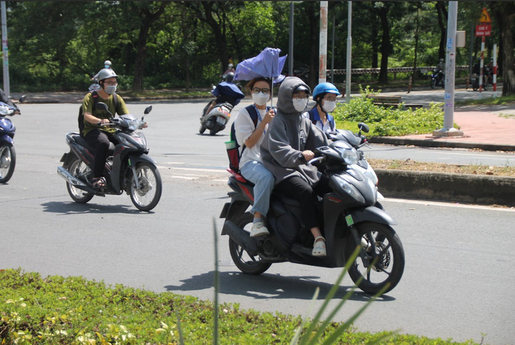 Nhiều sinh viên vi phạm khi lái xe máy tại làng đại học Thủ Đức - ẢNH: THU GIANG