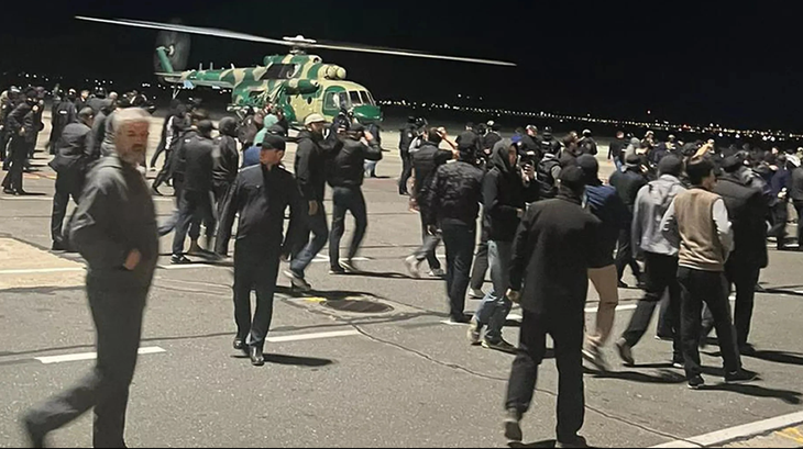 Dòng người biểu tình đổ vào khu vực đường băng sân bay ở thành phố Makhachkala, thủ phủ Cộng hòa Dagestan (Nga), nơi có rất nhiều người Hồi giáo sinh sống tối 29-10 - Ảnh: RIA NOVOSTI