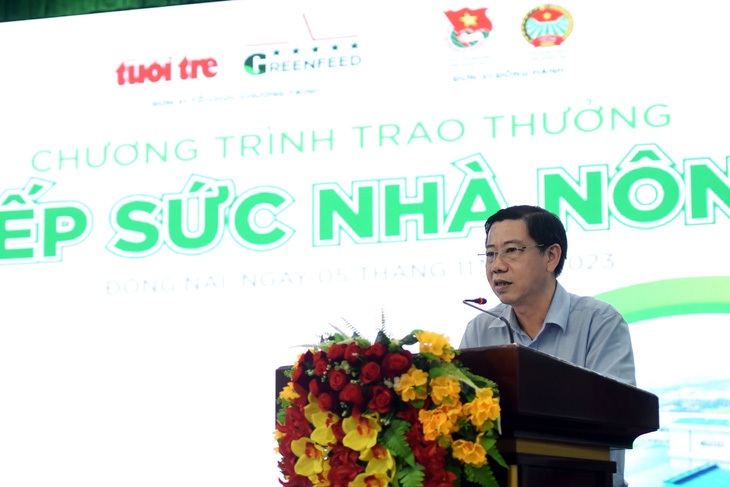 Ông Nguyễn Văn Dũng, phó phòng Tổ chức - Hành chính báo Tuổi Trẻ mong muốn sự "tiếp sức nhỏ" từ chương trình góp phần giúp các hộ dân cải thiện quy mô đàn, từng bước vươn lên, tự chủ kinh tế gia đình - Ảnh: A LỘC