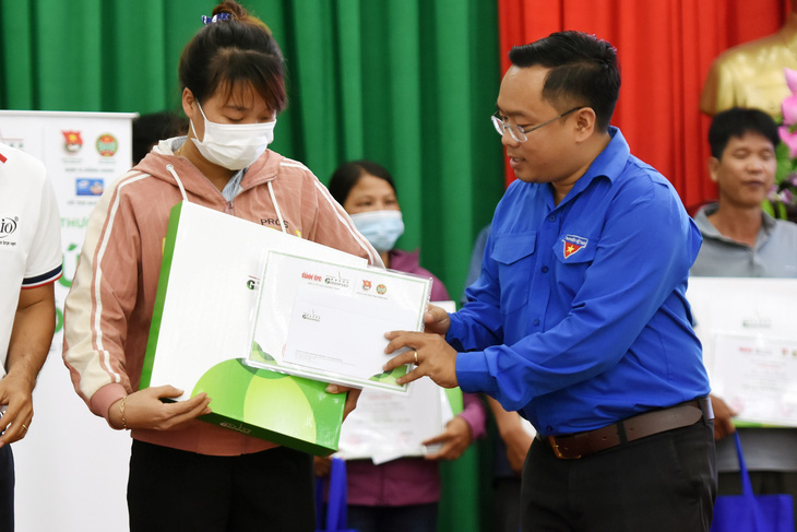 Bí thư Tỉnh Đoàn Đồng Nai Nguyễn Minh Kiên trao vốn cho một hộ nông dân khó khăn tại chương trình Tiếp sức nhà nông - Ảnh: A LỘC