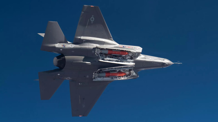 Chiếc tiêm kích F-35 của Mỹ mang theo hai quả bom B61-12 - Ảnh: RIA NOVOSTI