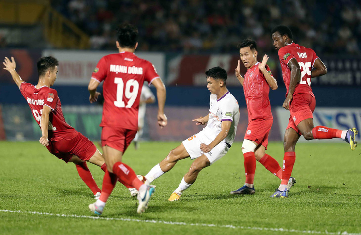 Việt Cường - một trong 3 cầu thủ nội ghi bàn giúp B.Bình Dương toàn thắng 2 trận - Ảnh: N.K.