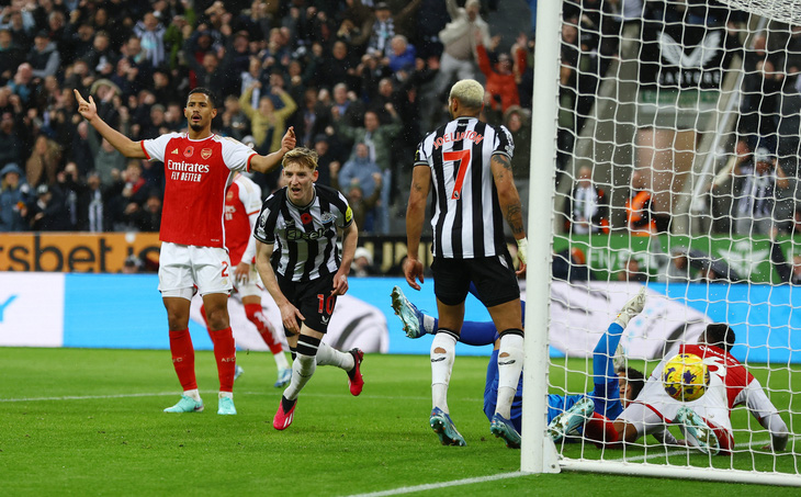 Khoảnh khắc Anthony Gordon ghi bàn thắng gây tranh cãi cho Newcastle - Ảnh: REUTERS