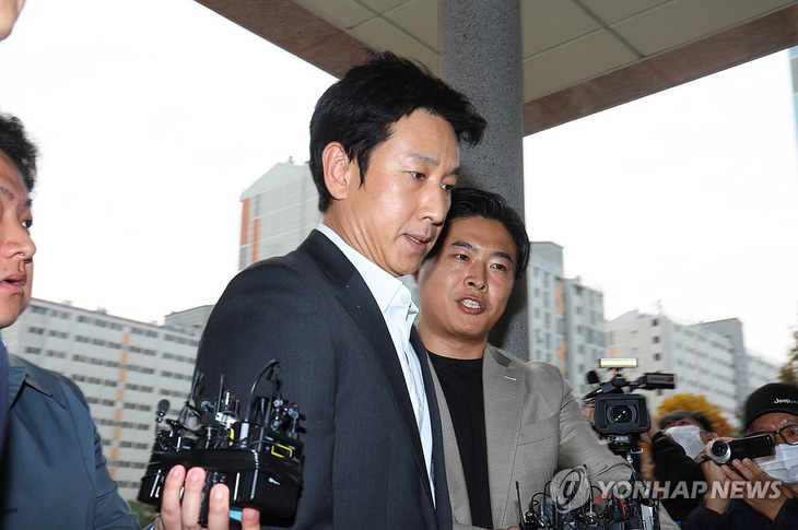 Lee Sun Kyun tại cơ quan cảnh sát - Ảnh: Yonhap News