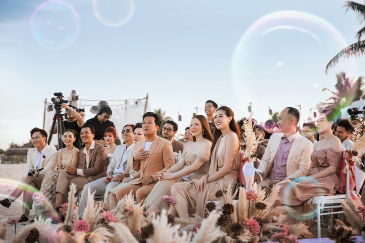 Nhiều nghệ sĩ Việt tham dự ngày vui của cặp đôi