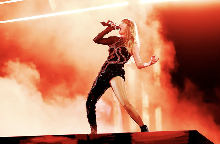 Taylor Swift trên sân khấu Eras Tour - Ảnh: GETTY IMAGES