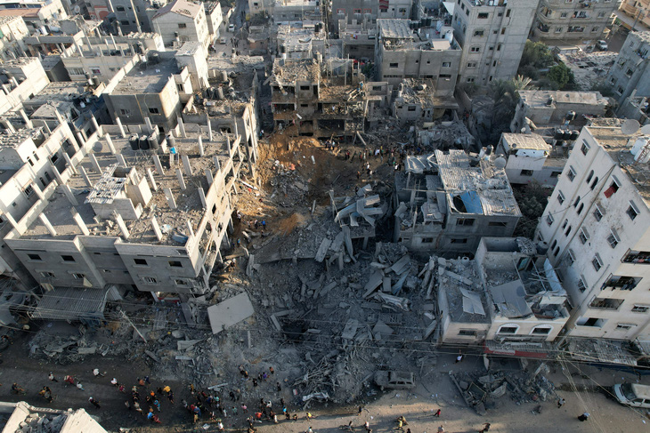 Người dân Palestine tập trung tại một khu vực bị phá hủy ở trại Maghazi hôm 3-11 sau đợt không kích của Israel  - Ảnh: REUTERS