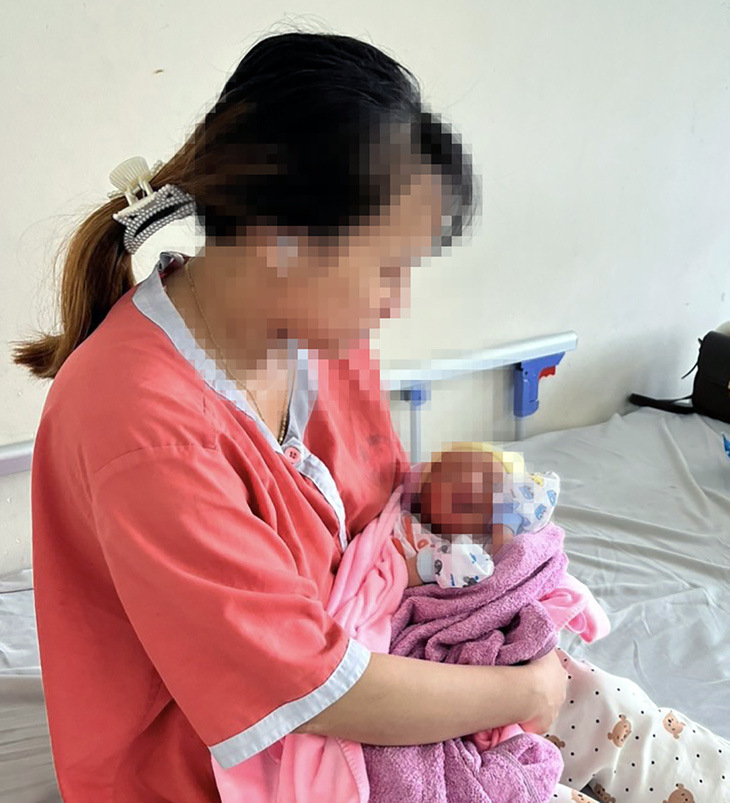 Bé gái sơ sinh nghi bị bắt cóc ở bệnh viện đã được trao trả cho mẹ - Ảnh: A.B.