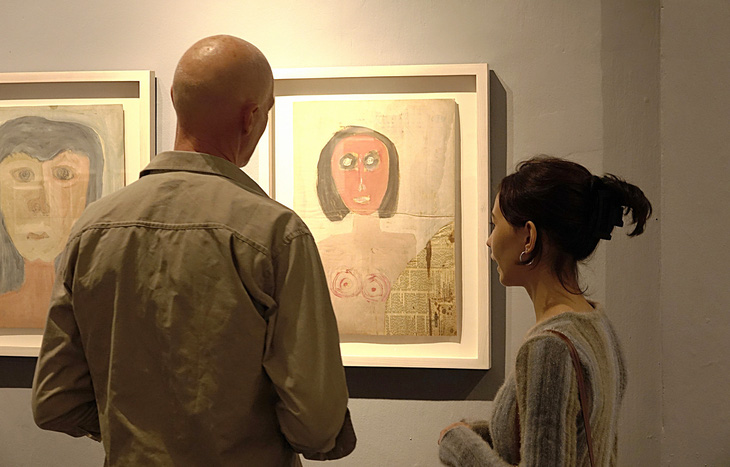 Người xem triển lãm Tiếng hót tại Manzi Art Space - Ảnh: BTC
