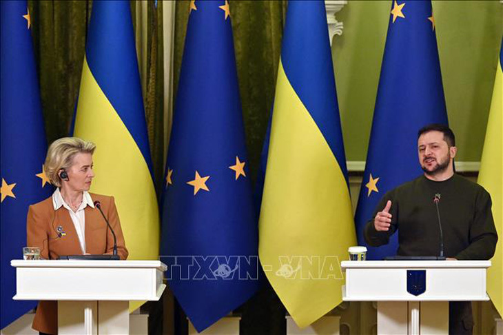 Chủ tịch Ủy ban châu Âu (EC), bà Ursula von der Leyen (trái) và Tổng thống Ukraine Volodymyr Zelensky (phải) tại cuộc họp báo chung ở Kiev, ngày 2-2-2023 - Ảnh tư liệu: AFP/TTXVN