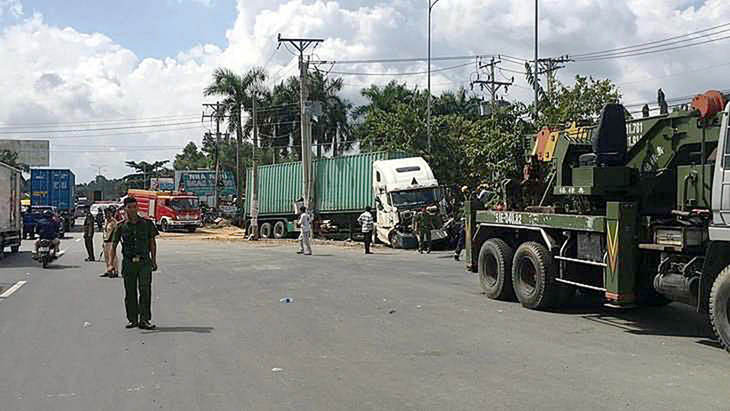 Vụ tai nạn nghiêm trọng làm chết cả 5 người trên xe 4 chỗ do tài xế xe container buồn ngủ, lạc tay lái đâm phải  - Ảnh: PH.DƯƠNG