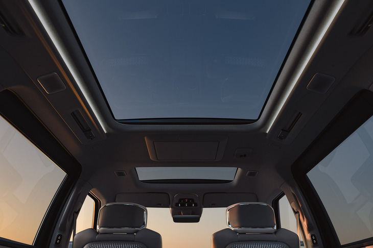 Trần kính giúp cabin Volvo EM90 mang lại cảm giác rộng rãi, thoáng đãng hơn hẳn nguyên bản Zeekr 009 chỉ dùng cửa sổ trời - Ảnh: Volvo
