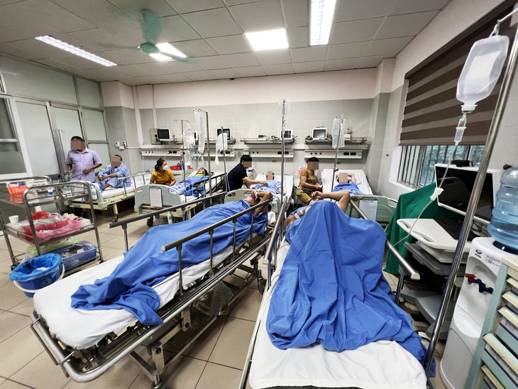 Bệnh viện hạn chế người thăm bệnh nhân để giữ trật tự - Ảnh: NAM TRẦN