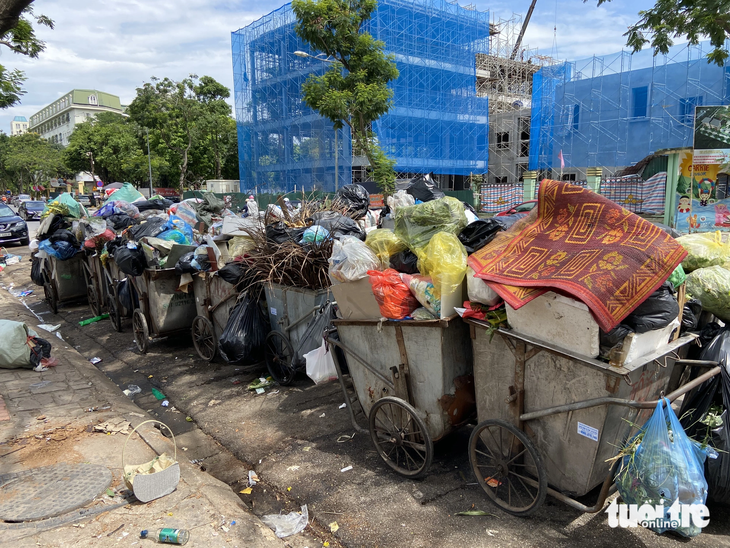 Rác thải sinh hoạt vẫn chưa được phân loại (ảnh chụp tại một điểm tập kết rác ở quận Cầu Giấy, Hà Nội) - Ảnh: QUANG THẾ