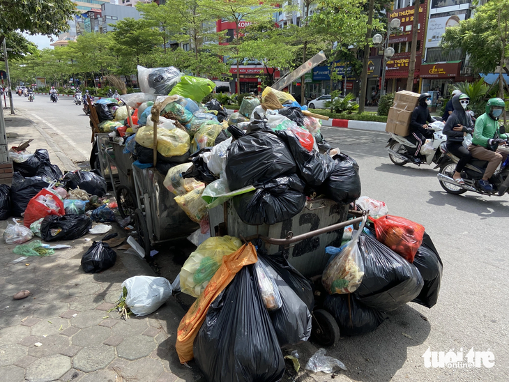 Một điểm tập kết rác ở đường Nguyễn Phong Sắc (quận Cầu Giấy, Hà Nội) - Ảnh: QUANG THẾ