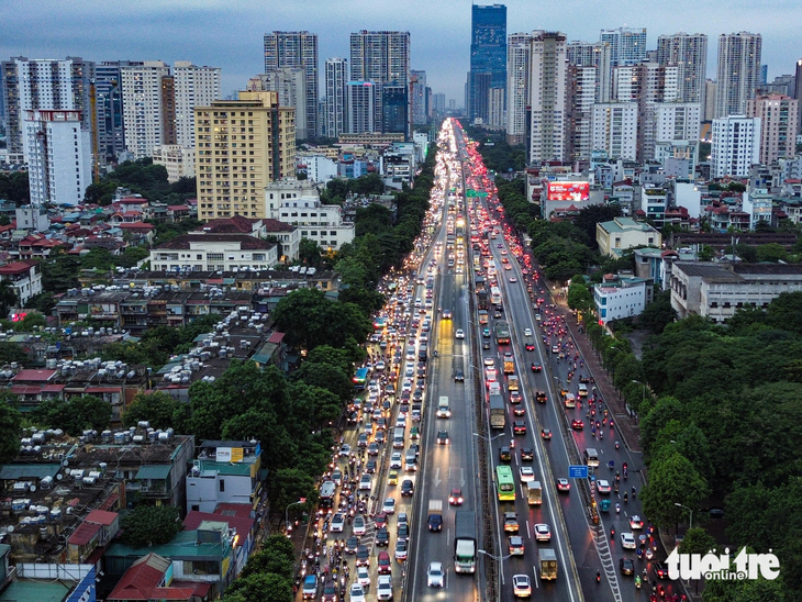 Nhiều khu vực tại Hà Nội có mưa vào chiều và tối 6-11, các tuyến đường vì thế lâm vào cảnh ùn tắc kéo dài - Ảnh: HỒNG QUANG