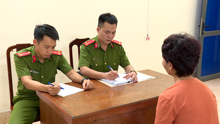 Bị can Cao Thị Trang (áo cam) làm việc tại cơ quan điều tra tỉnh Bắc Ninh do liên quan đến bùa ngải - Ảnh: CÔNG AN BẮC NINH
