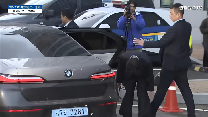 G-Dragon cúi đầu tạm biệt đội ngũ phóng viên - Ảnh chụp màn hình