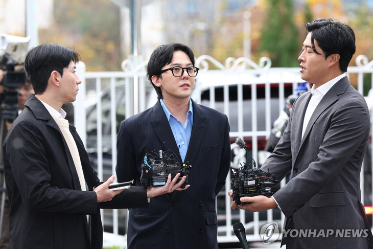 G-Dragon trả lời các phóng viên vào ngày 6-11 - Ảnh: YONHAP NEWS