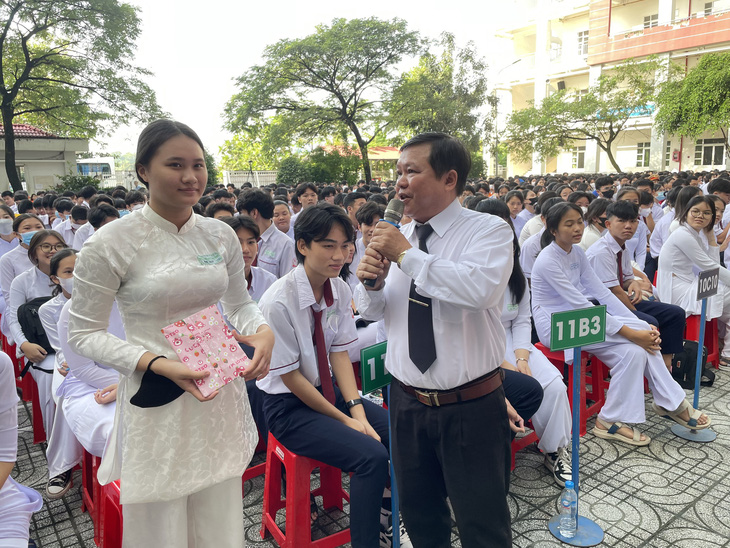 Ban tổ chức giải đáp thắc mắc của học sinh Trường THPT Năng khiếu TDTT huyện Bình Chánh sau phiên tòa giả định - Ảnh: KHẮC TUẤN