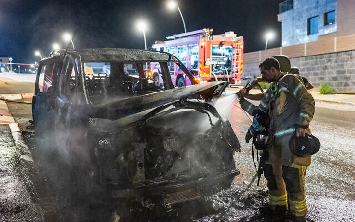 Một chiếc ô tô bị hư hỏng ở thành phố Kiryat Shmona, Israel vào tối 5-11 sau khi bị rocket từ Lebanon tấn công - Ảnh: THE TIMES OF ISRAEL/FLASH90
