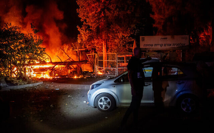 Lửa bốc lên do cuộc tấn công bằng rocket từ Lebanon vào thành phố Kiryat Shmona, phía bắc Israel, tối 5-11 - Ảnh: THE TIMES OF ISRAEL/FLASH90