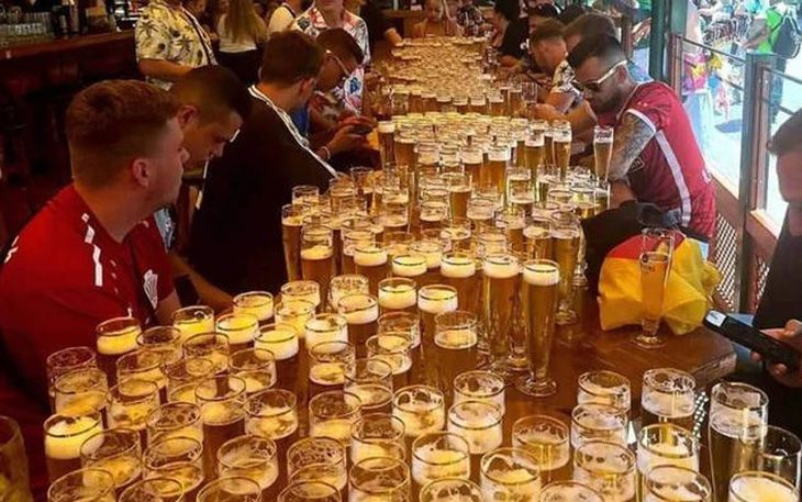 Nhóm 55 người lập kỷ lục uống bia nhiều nhất thế giới trong 3 giờ