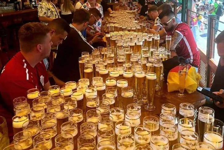 Nhóm du khách lập kỷ lục uống bia nhiều nhất thế giới.
