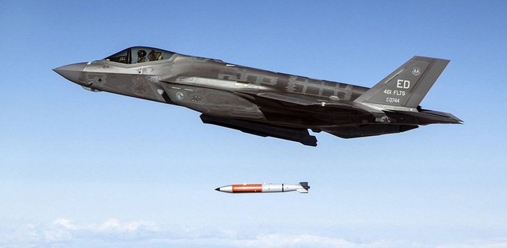 Chiếc tiêm kích tàng hình F-35 ném một quả bom B61-12 - Ảnh: POPULAR MECHANICS