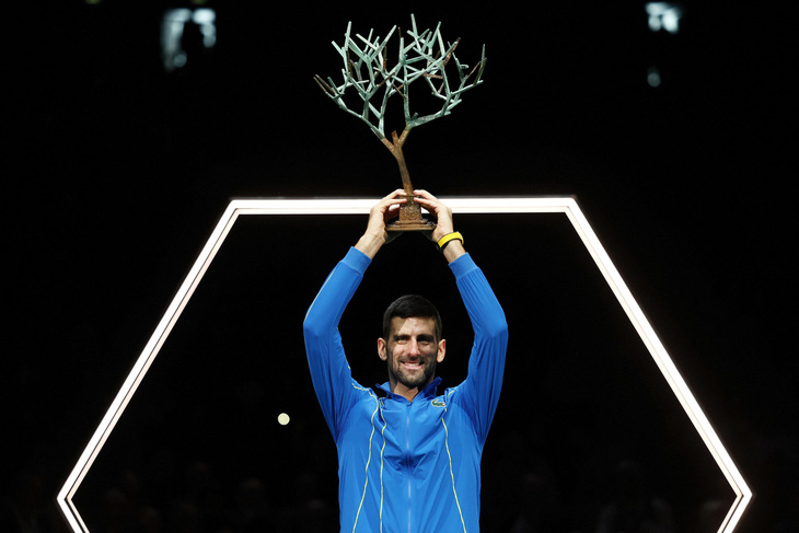 Djokovic với chức vô địch Paris Masters 2023 - Ảnh: REUTERS