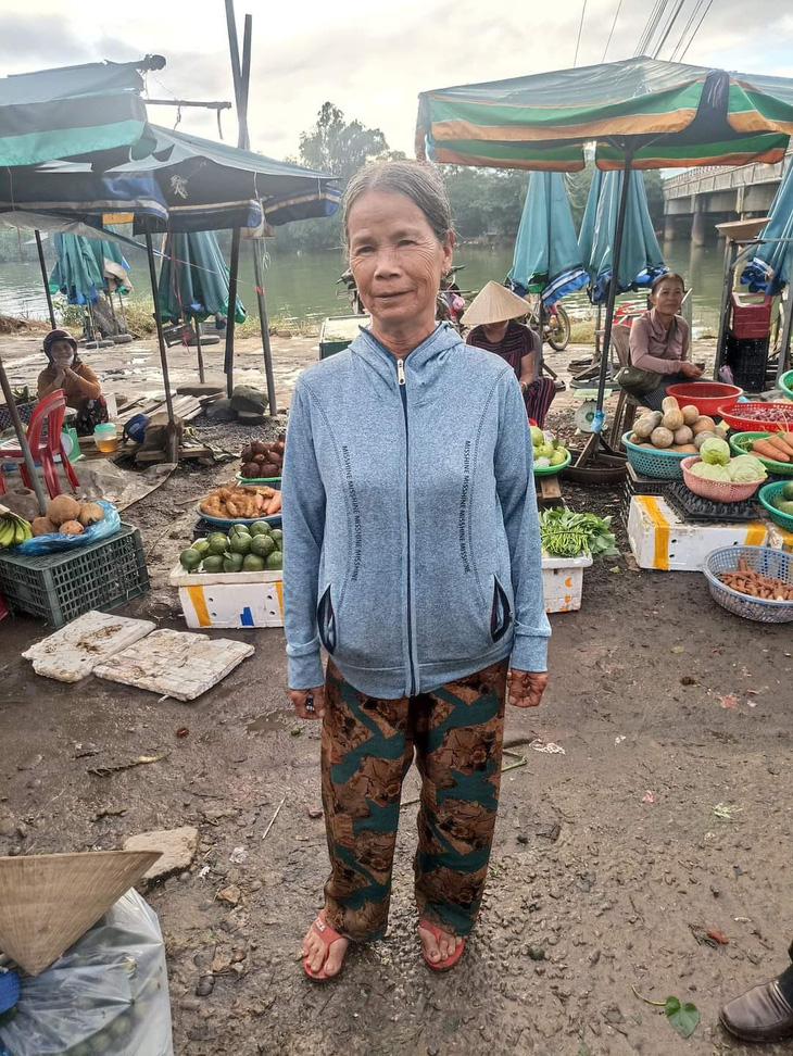 Nữ lao công nghèo Hồ Thị Điểu ở chợ Truồi (Thừa Thiên Huế) - Ảnh: PHẠM VIỆT ÂN