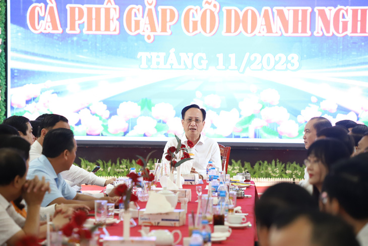 Chủ tịch UBND Bạc Liêu Phạm Văn Thiều tại buổi "cà phê sáng" với doanh nghiệp vào sáng 6-11 - Ảnh: CHÍ QUỐC 
