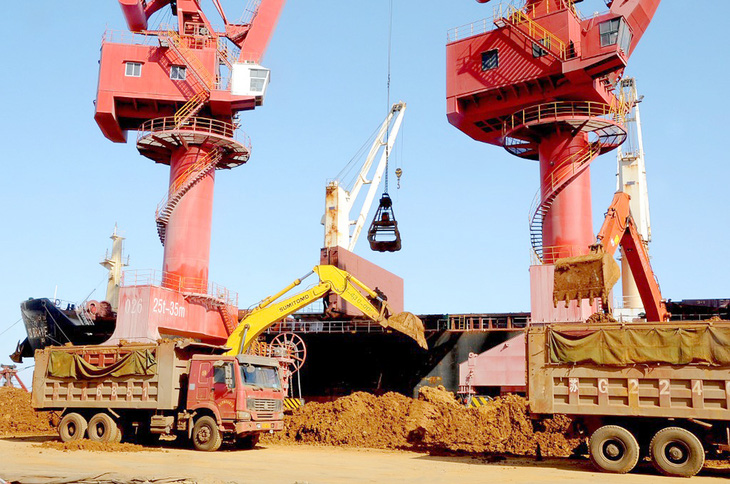 Đất hiếm được chất lên xe tải ở cảng Lianyungang, tỉnh Giang Tô (Trung Quốc) - Ảnh: AFP