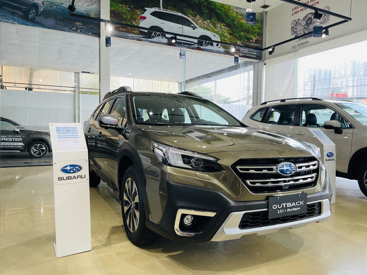 Subaru Outback là một trong những mẫu xe Nhật có mức giảm ấn tượng nhất. Mức giảm Outback từ tháng 11 này được khuyến mãi 440 triệu đồng, hoặc có thể đổi sang quà tặng tùy nhu cầu khách hàng. Giá xe sau khi giảm chỉ còn 1,529 tỉ đồng. Giá này áp dụng cho xe sản xuất 2022 - Ảnh: Đại lý Subaru/Facebook