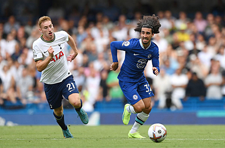 Tottenham (trái) đối đầu một Chelsea chưa thoát khủng hoảng - Ảnh: Reuters