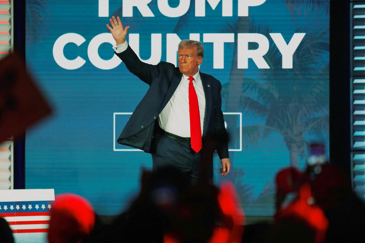 Cựu tổng thống Mỹ Donald Trump, ứng viên tranh cử tổng thống Đảng Cộng hòa, phát biểu tại Florida ngày 4-11 - Ảnh: REUTERS
