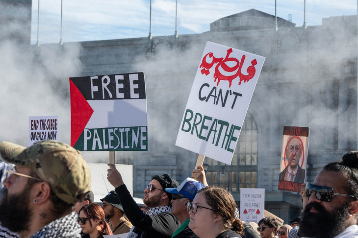 Những người tham gia cuộc tuần hành &quot;Đoàn kết với Palestine&quot; tại thành phố San Francisco, bang California, Mỹ hôm 4-11 - Ảnh: AFP