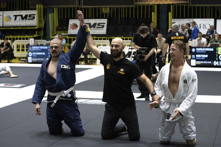Các cựu binh Ukraine bị mất chân thi đấu ở hạng mục “para jiu-jitsu” tại giải vô địch quốc gia Ukraine ở Kiev, vào tháng trước - Ảnh: AP News