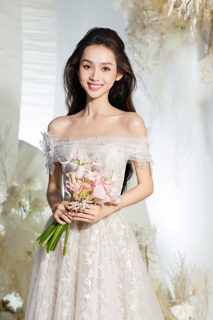 Hoa hậu Nước - Miss Earth Việt Nam 2023 Yến Nhi cũng đảm nhận vai trò first face cho bộ sưu tập của Kim Couture (NTK Kim Anh Lê). Yến Nhi diện bộ váy ren nhẹ nhàng, toát lên vẻ đẹp mơ mộng.