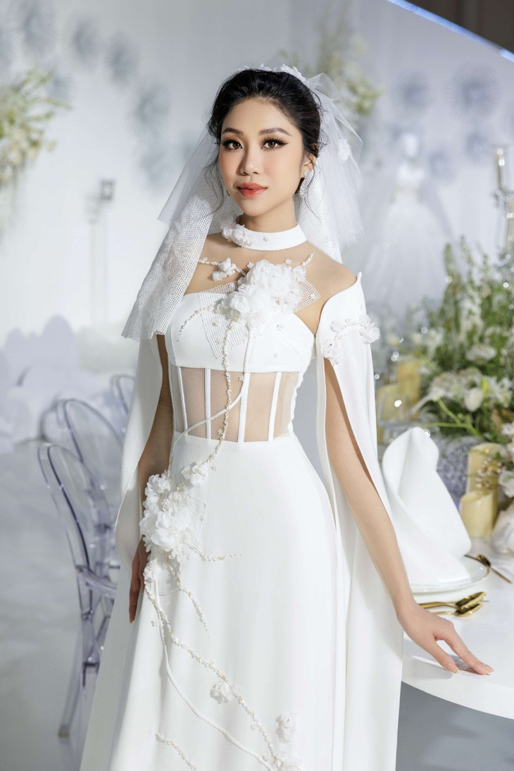 Trong một sự kiện thời trang tại TP.HCM, Đỗ Thị Lan Anh - tân Miss Earth Vietnam (Hoa hậu Trái đất) 2023 đảm nhận vai trò trình diễn mở màn cho bộ sưu tập váy cưới lộng lẫy.
