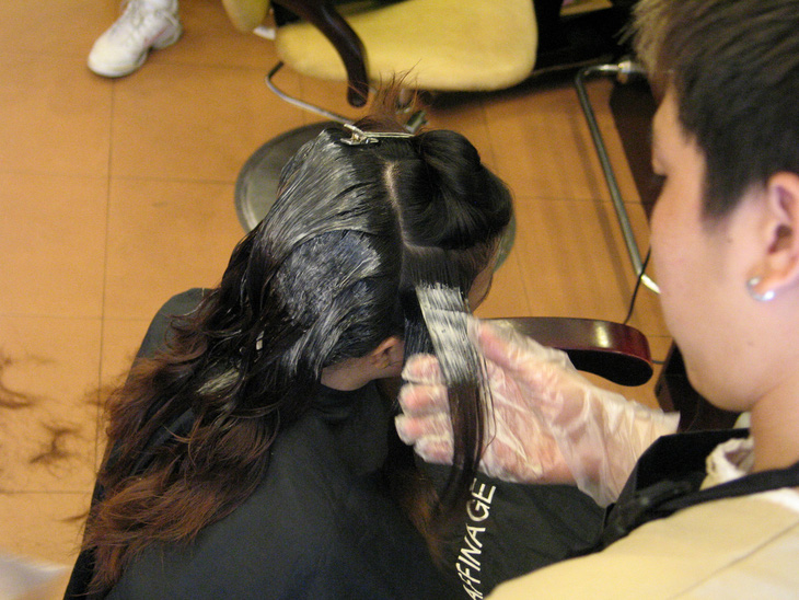 Nhiều người lựa chọn nhuộm tóc để khắc phục tình trạng tóc bạc sớm - Ảnh: TIẾN DŨNG