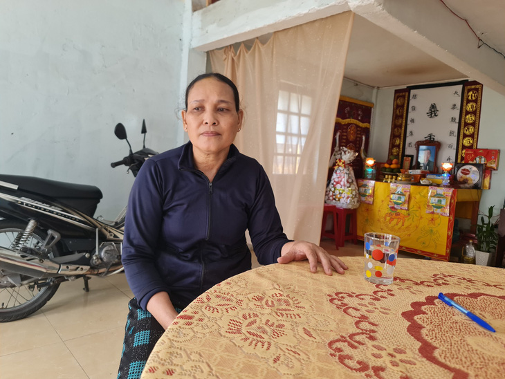 Bà Oanh bán đất từ khi chồng còn sống, giờ chống chết vì bạo bệnh bà vẫn chẳng thể sang tên được cho người mua vì quyết định thu hồi đất từ 14 năm trước - Ảnh: TRẦN MAI