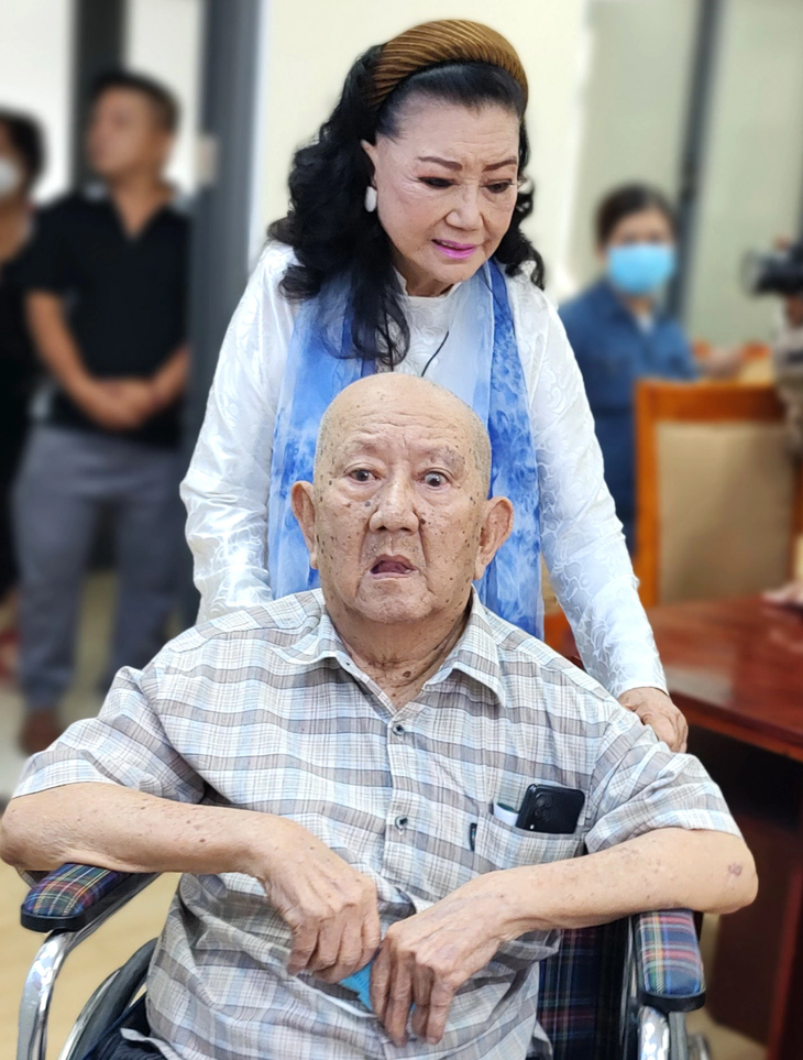 NSND Kim Cương đẩy xe lăn giúp Mạc Can khi ông đến nhận quà Nghệ sĩ tri âm năm 2023 tại Hội Bảo trợ bệnh nhân nghèo TP.HCM - Ảnh: LINH ĐOAN