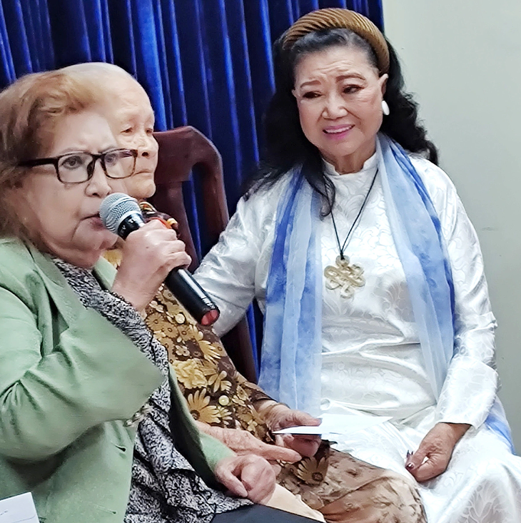 NSND Kim Cương (bìa phải) lắng nghe nghệ sĩ Diệu Hiền tâm sự khi bà đến nhận quà Nghệ sĩ tri âm năm 2023 tại Hội Bảo trợ bệnh nhân nghèo TP.HCM - Ảnh: LINH ĐOAN